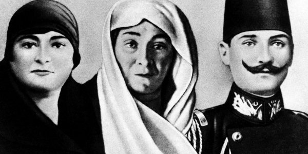 Mustafa Kemal'in annesi Zübeyde Hanım ve kiz kardeşi Makbule

Atatürk's mother Zübeyde Hanım and his sister Makbule