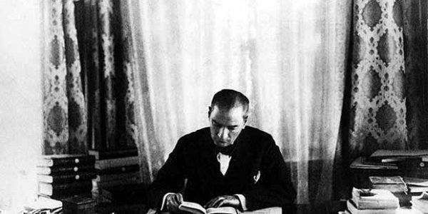 Çankaya Köşkündeki kütüphanede bazı tarih araştırmaları yaparken

Atatürk conducts historical research at the Library in the Çankaya Palace